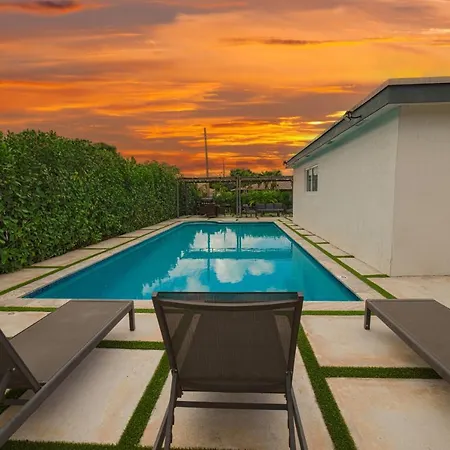 Magical Miami Retreat With Heated Pool, Mini Golf, And Basketball Court L19